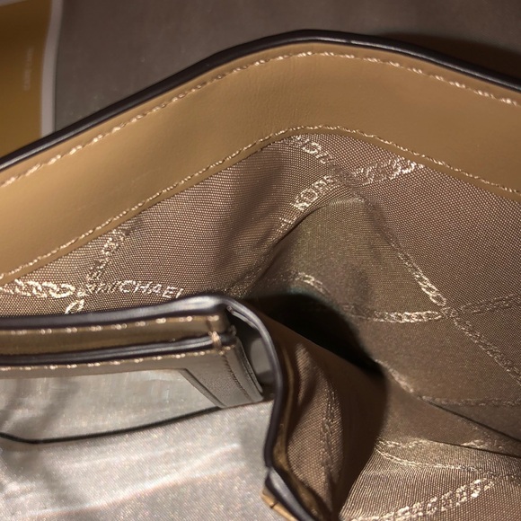 Michael Kors Greenwich Medium Envelope Leather Trifold Wallet Color Camel NWT - Picture 12 of 16